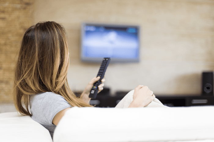 Jeune femme devant sa télévision